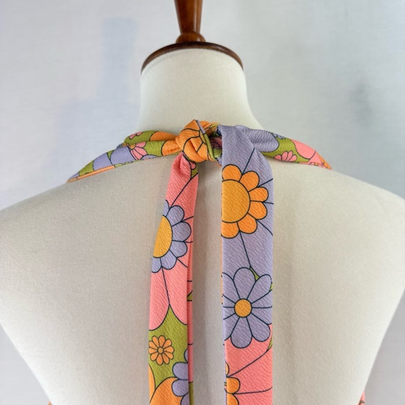 Smak Parlour Retro Floral Halter Crop Top with Button Detail - Picture 8 of 12